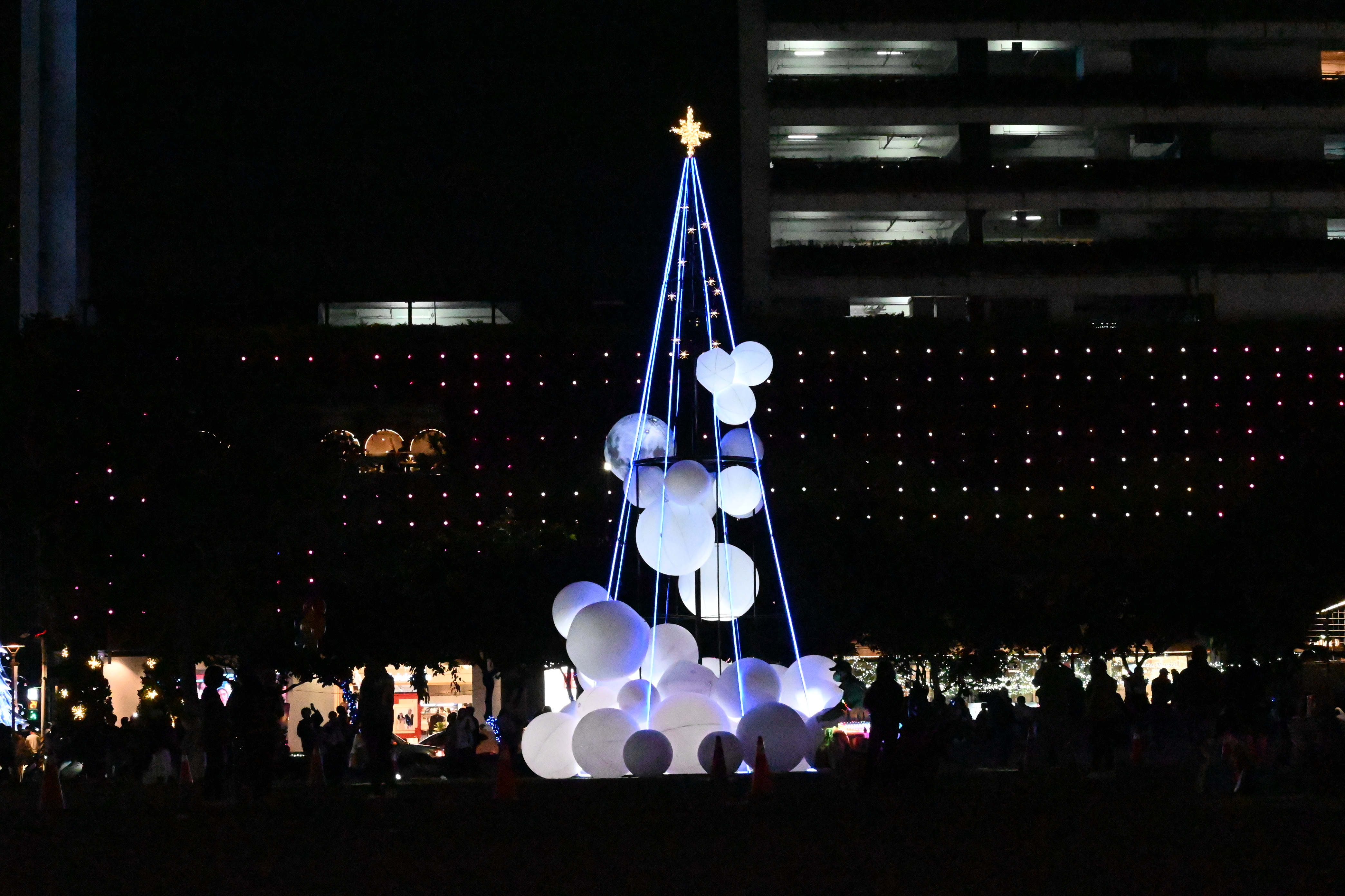 歡慶平安夜！中市市長與千名聖誕老公公齊聚祈願 報佳音