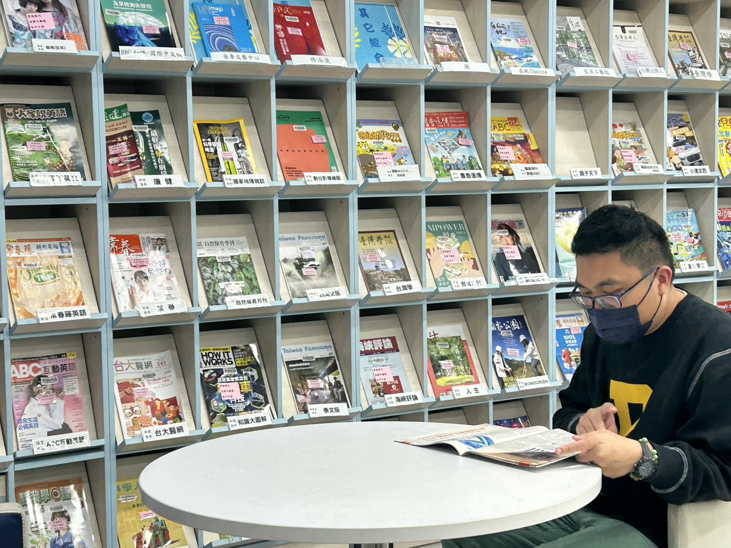 閱讀點亮人生!蔡鎵任考取台電不忘回饋中市圖助學子考生追夢