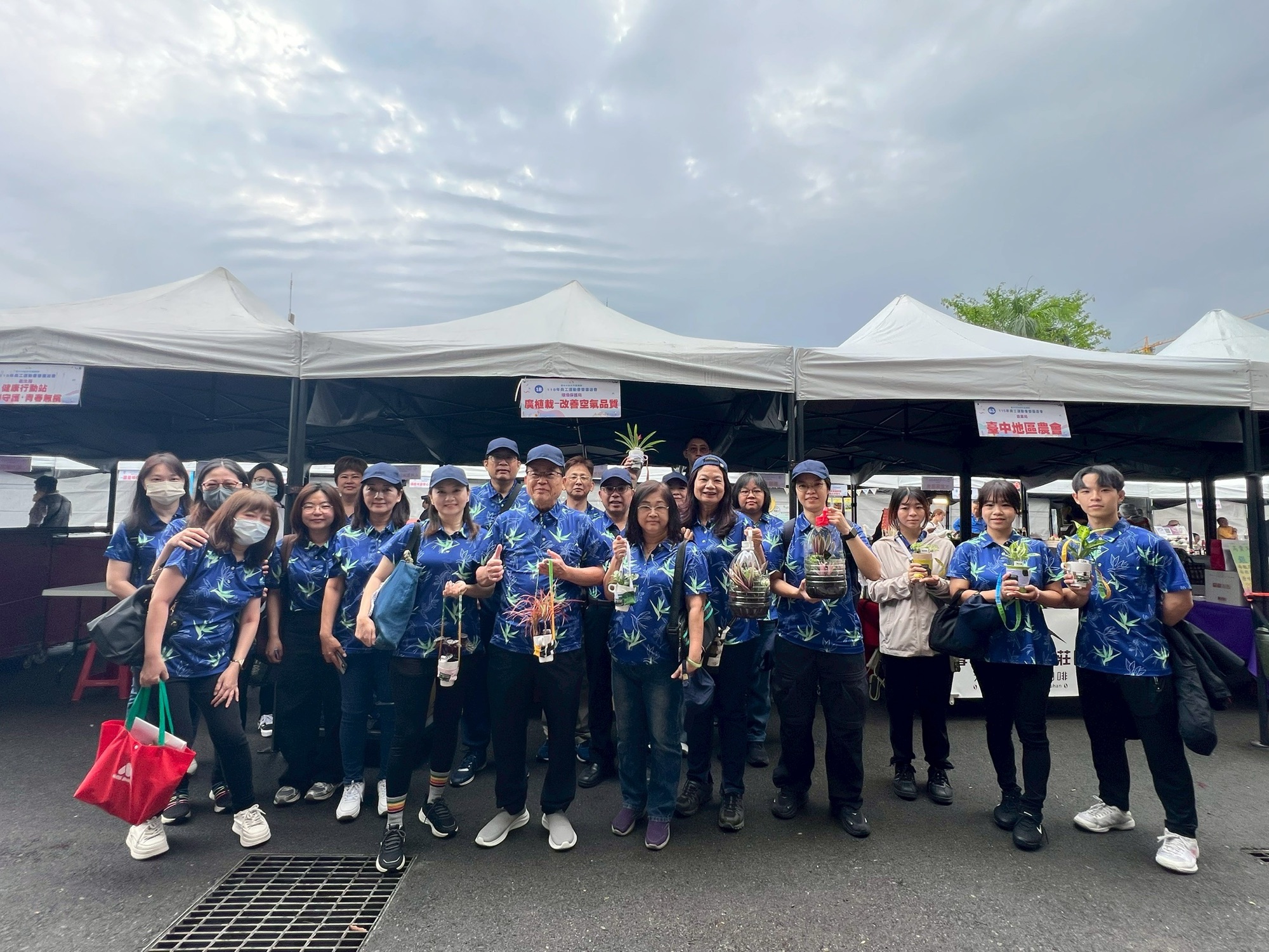 綠意上身帶頭做　中市環保局設攤宣導「廣植栽、廣植林」 邀市民加入改善空品行列